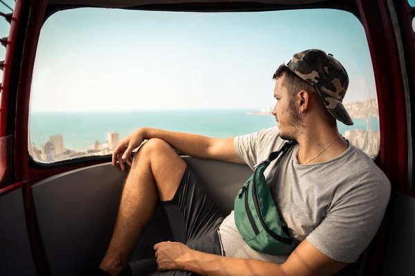 Pourquoi le sac banane redevient tendance ?