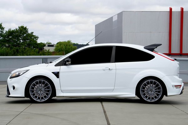 How to Install a Racing Harness in a Ford Focus RS for Increased Safety on the Track?