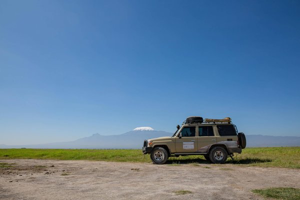 How to Choose the Right Off-Road Tires for a Toyota Land Cruiser for Desert Terrain?